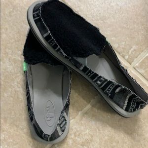Adorable Aztec Sanuks Size 8